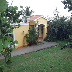 The Yellow House: Fully Equipped, Spectacular Beach View , Manati Puerto Rico